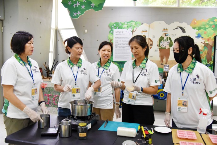 劉秋芳(右2)帶著多元夥伴進行商品開發，利用植物純露製作手工皂商品。.JPG_Instructions for literal