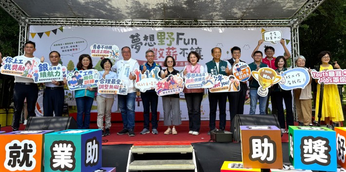 今日勞動部虎尾就業中心「夢想野Fun・徵薪不讓」徵才即市集活動，有多位貴賓皆出席本場活動為求職民眾加油打氣.JPG_Instructions for literal