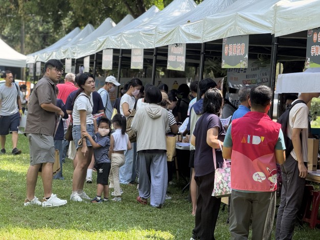 勞動部最Fun徵才雲林虎尾登場，透過徵才活動結合市集方式，讓民眾不只透過活動找工作，還像參加一場職涯嘉年華，一早就吸引民眾到場參與_Instructions for literal
