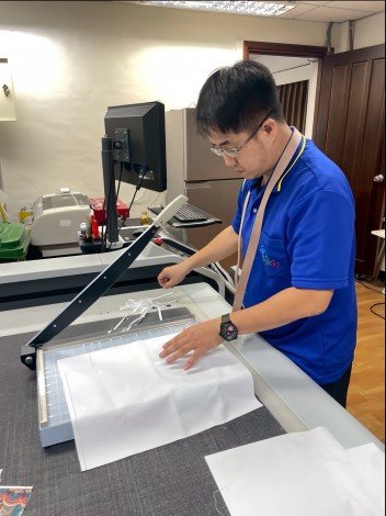 原為設計小白的張于亞，透過職訓從軟體繪圖、產品實作、影像編輯、網站架構到行銷等，扎實地訓練讓他短期內就快速上手_Instructions for literal