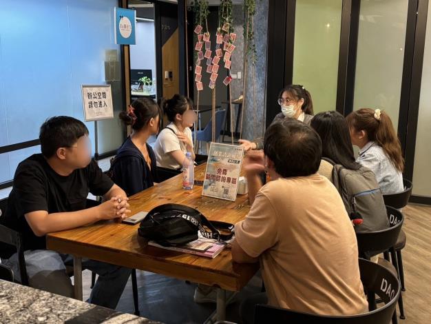 02.課後也可參加顧問小組諮詢輔導，針對上課內容或特定主題提供解答及創業上的建議。.JPG_Instructions for literal