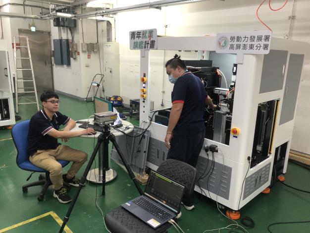 02.職場導師(左)指導敬義(右)調校機台.JPG_Instructions for literal