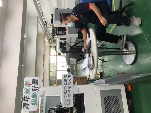 03.敬義利用雷射水平儀調校機台.JPG_Instructions for literal