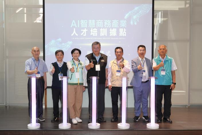 22日在高雄軟體園區內舉行揭牌儀式，由高分署分署長郭耿華(中)、聯和趨動董事長傅春炳(右2)、立委許智傑(右3)、立委林岱樺(左3)、高雄市勞工局副局長陳石圍(右1)等共同見證，展現政府攜手產業推動AI人才培訓的重要決心。.JPG_Instructions for literal