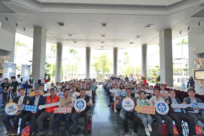 03.來自80多家產官學界代表共同出席，政府與產業攜手推動AI專業人才培訓，為南部產業升級及人才轉型注入關鍵動能。.JPG_Instructions for literal