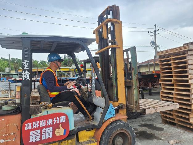 3.勞動部高分署輔導蔡政霖考取堆高機證照運用於實際工作中_Instructions for literal