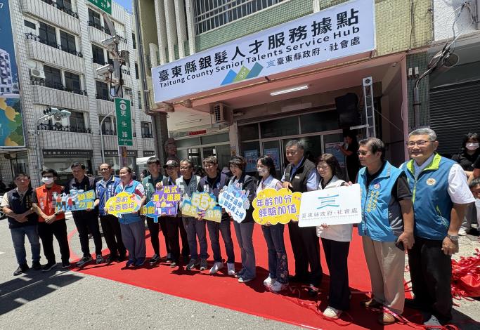 1-臺東縣長饒慶鈴勞動部高分署分署長郭耿華立委陳瑩黃建賓等共同參加屏東縣銀髮人才服務據點開幕啟用儀式_Instructions for literal