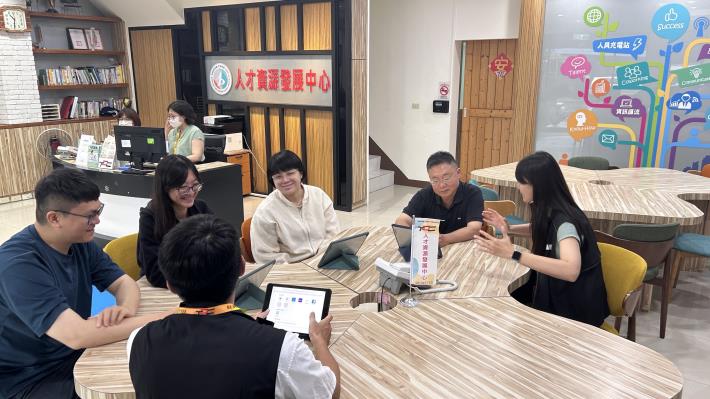 3.TDC人才資源發展中心透過整合在地產官學研資源，提供企業組織化發展支持，並針對在職勞工設計個別化職涯輔導與職能提升課程，促進勞資雙方同步升級。.JPG_Instructions for literal