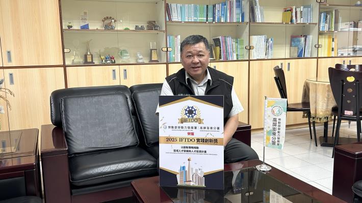 1.高分署郭耿華分署長說明人才投資計畫成果，強調未來將持續以創新策略協助企業與勞工永續經營。.JPG_Instructions for literal