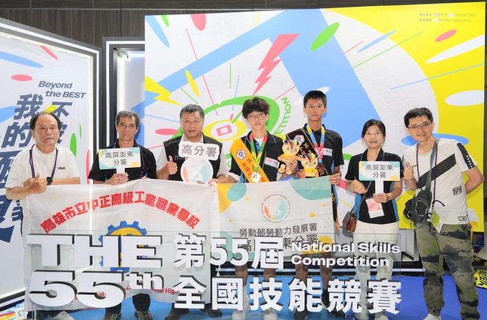 01.高分署黃勝榮老師(左2)、高分署長郭耿華(左3)與青少年組電子職類國手薛湘嶧(中)合影。.JPG_Instructions for literal