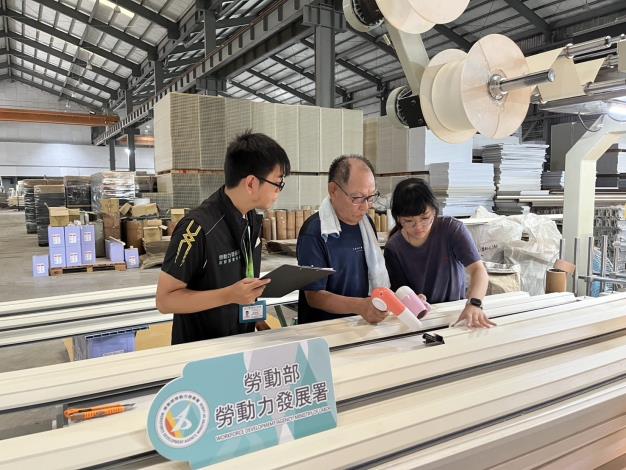 照片2-企業導入「師徒制」的職場模式，安排資深員工(右一)擔任導師，協助胡大哥(中)熟悉工作流程。.JPG_Instructions for literal