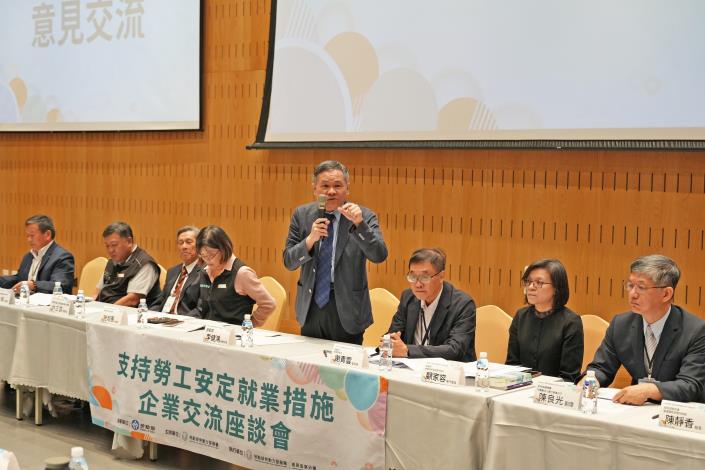 04.李健鴻次長也針對企業提出的意見與問題，逐一說明勞動部所能提供的資源。.JPG_Instructions for literal