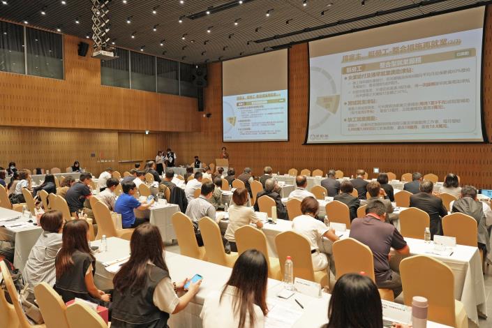 02.勞動部因應國際情勢推動「支持勞工安定就業措施」，為勞工提供穩定的就業與勞動條件。.JPG_Instructions for literal