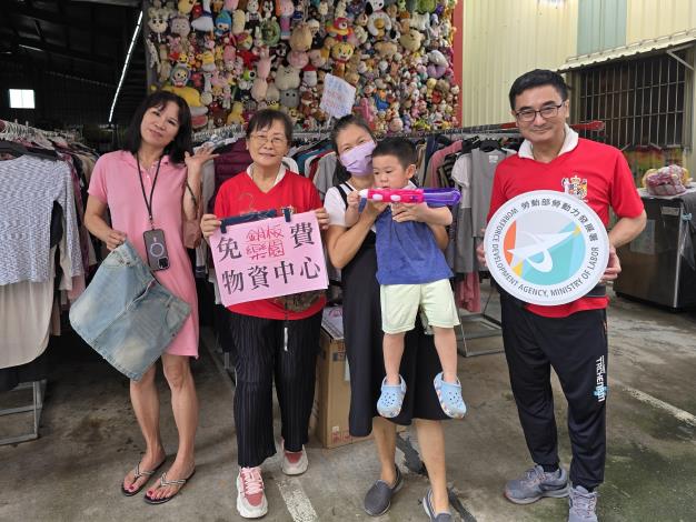 01.高分署助澧純(左2)習得行銷技能，成功提升單位曝光度。_Instructions for literal