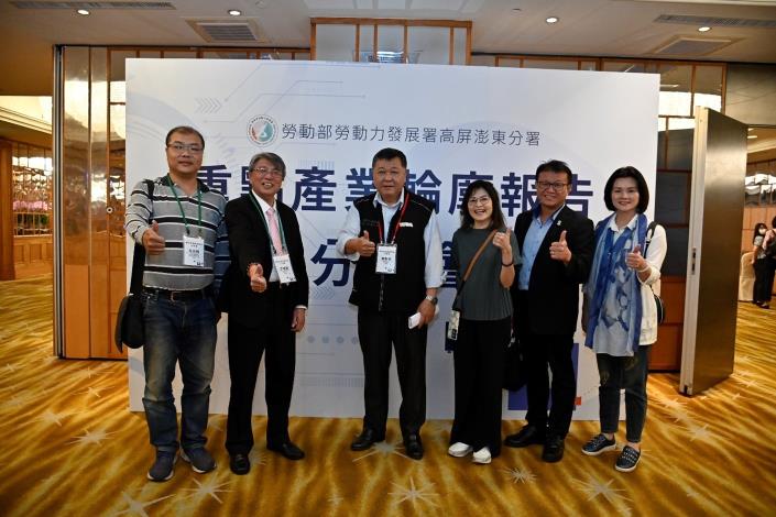 02.勞動部高分署郭耿華分署長(左3)與高雄市工業會李威穎總幹事(左2)及相關公(工)會代表合影。_Instructions for literal