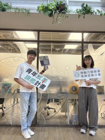 1.公司職場導師英智淵(左)協助琬菁(右)迅速適應職場。_Instructions for literal