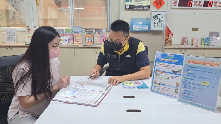 01.為協助青年穩健踏出職涯第一步，勞動部台東就業中心積極提供履歷健診、面試技巧強化及職涯諮詢服務，並運用「支援青年就業計畫」，成功協助應屆畢業生順利投入理想產業(示意圖，非本人)_Instructions for literal