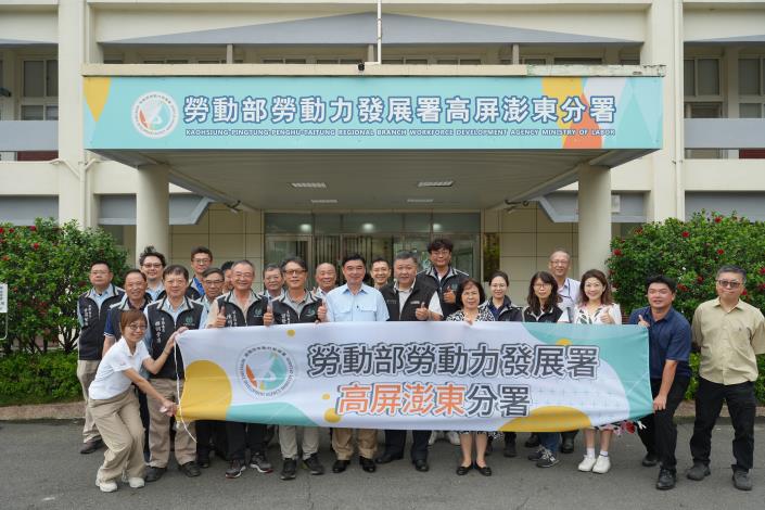 02.鋼鐵產業人才培育高峰會產業代表與高分署長官們合影。.JPG_Instructions for literal
