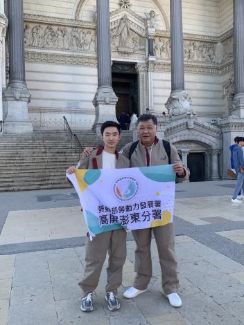 02.高分署郭耿華分署長(右)與呂臣勳(左)於法國里昂參加第47屆國際技能競賽。_Instructions for literal