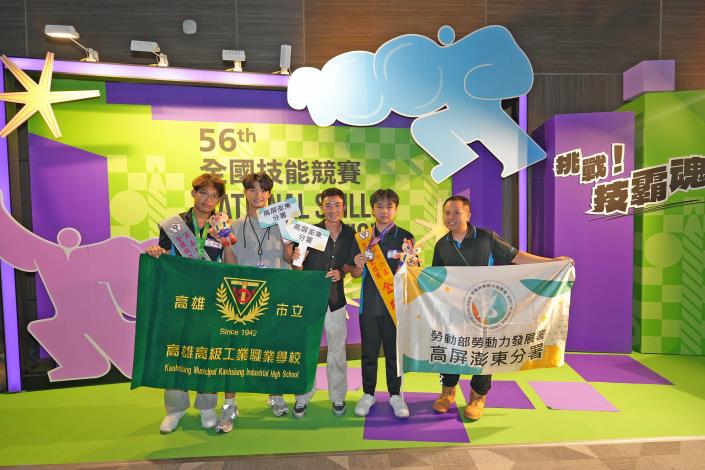 02.配管與暖氣職類金牌選手李松諺(右2)與銀牌選手侯思齊(左1)。.JPG_Instructions for literal
