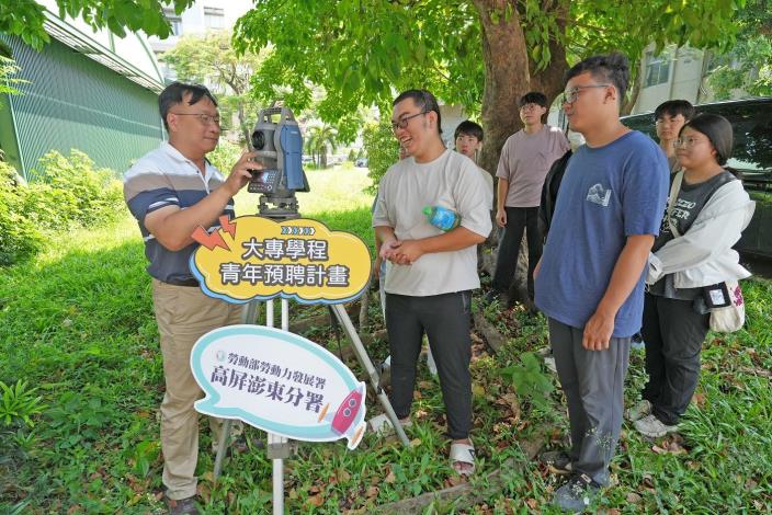 02.BIM建模技術實務學程計畫許朝景老師(左)示範機器設備操作。.JPG_Instructions for literal