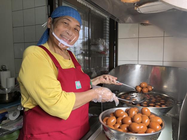 02-照片3-高齡70歲的黃淑惠，透過自製營養滿分的鐵蛋料理開創充實第二人生。.JPG_Instructions for literal