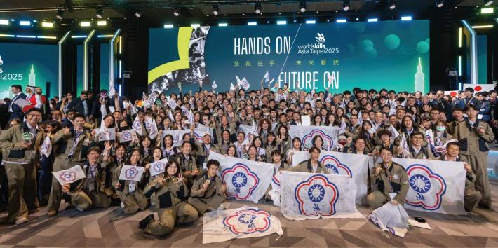 第三屆亞洲技能競賽於2025年11月26日至11月30日在台北南港展覽館舉辦-典禮舞台合照_Instructions for literal